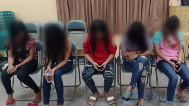 
					‘Nyervis’ Saat Ramadan, 5 Pemandu Lagu Dicokok