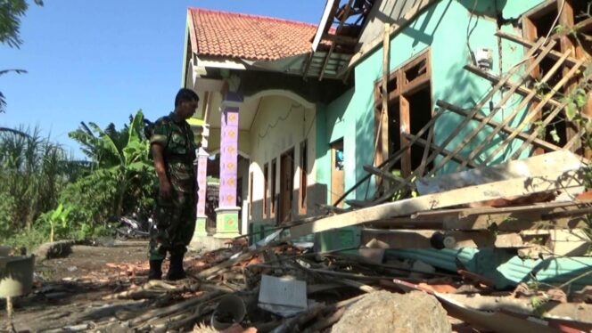 
					Desak Terduga Pelaku Pembacokan Ditangkap, Warga Rusak Rumah