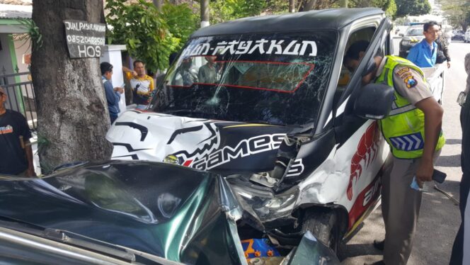 
					Kondisi motor saat tergencet 2 mobil di jalan raya Desa Bayeman, Kecamatan Tongas. (Foto : Rahmad Soleh) 