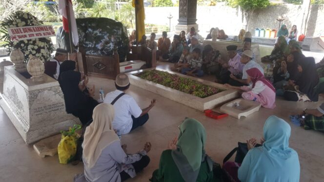 
					Ada Haul Bung Karno, GMNI Probolinggo ‘Nyekar’