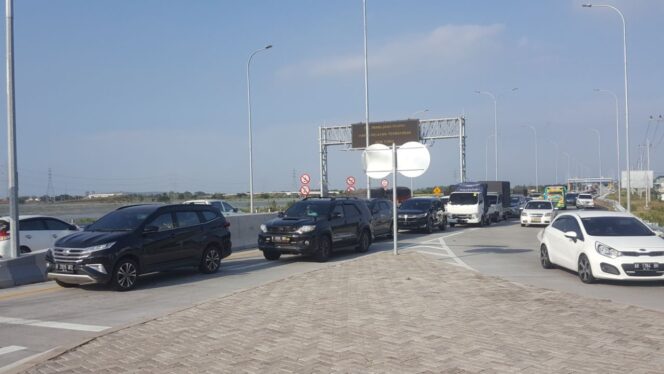 
					Rawan Macet, Satlantas ‘Pelototi’ Exit Tol Leces