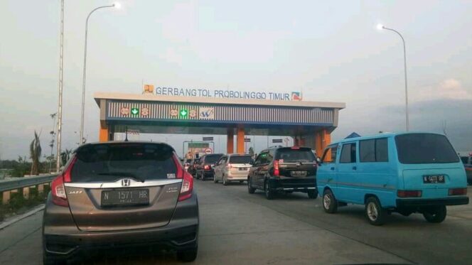 
					Polisi Pontang Panting Urai Kemacetan di Leces