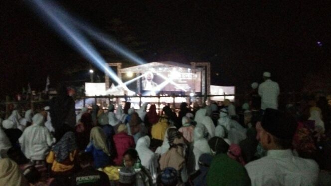 
					Di Pintu Langit, Ribuan Warga Sholawatan Bersama Habib Syech