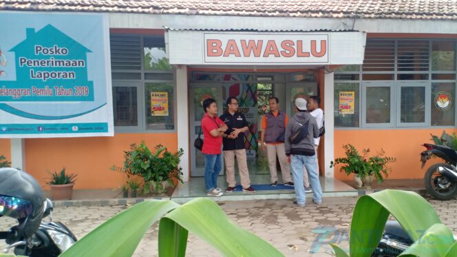 
					KPU-Bawaslu Silang Pendapat Soal Penggelembungan Suara