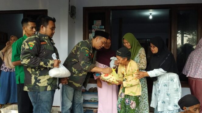 
					Enam Desa di Pakuniran Digelontor Ratusan Paket Zakat