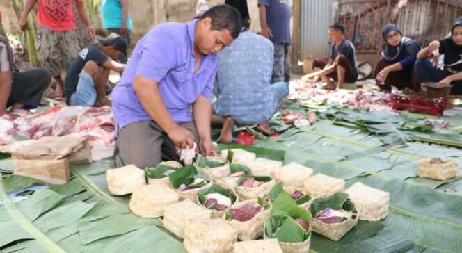
					Kampanye Lingkungan, Bagikan Daging Kurban Pakai Besek