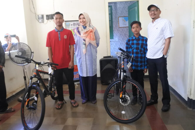 
					Aksi Heroik 2 Pemanjat Tiang Bendera Berbonus Sepeda