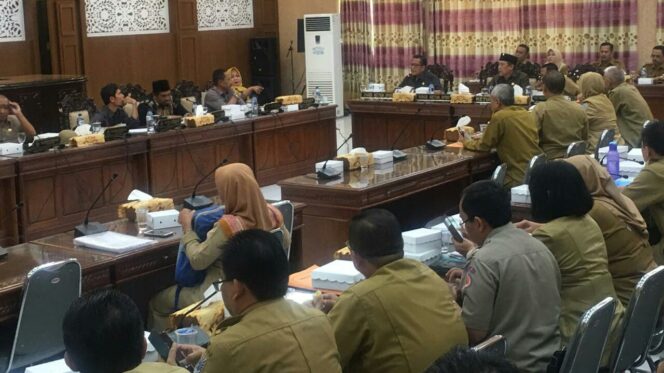 
					Pembahasan Pengadaan Ambulan Senilai Rp 7 Miliar Alot
