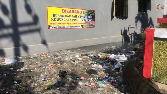 
					Duh, Baner Larangan Buang Sampah ‘Ompong’