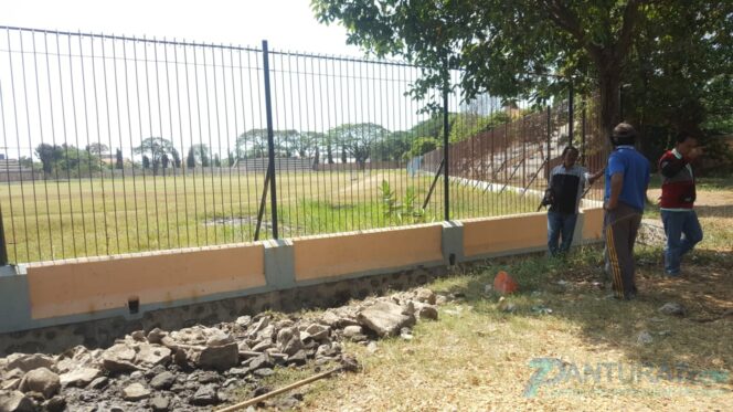 
					Jelang Semipro, Pagar Stadion Bayuangga Dijebol Untuk Jalan Masuk