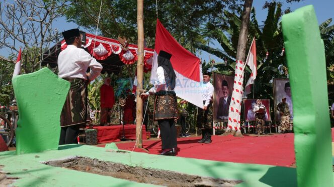 
					Pocong-Pejuang Kompak Upacara Bendera di Kuburan