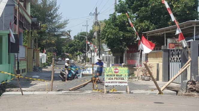 
					Proyek Drainase Tutup Jalan, Banyak Pengendara ‘Kecele’
