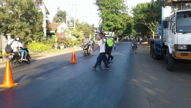 
					Kenakan Kopyah, Cara Polisi Sambut HSN 2019