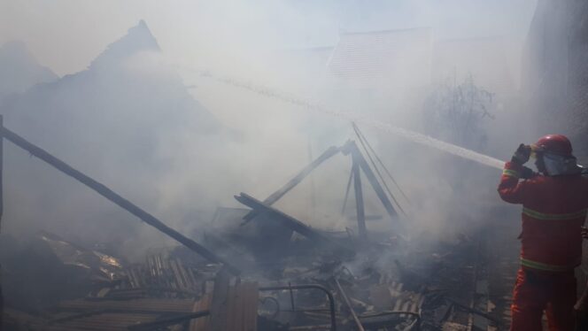 
					Tinggalkan Tungku Berapi, 2 Rumah di Wiroborang Terbakar