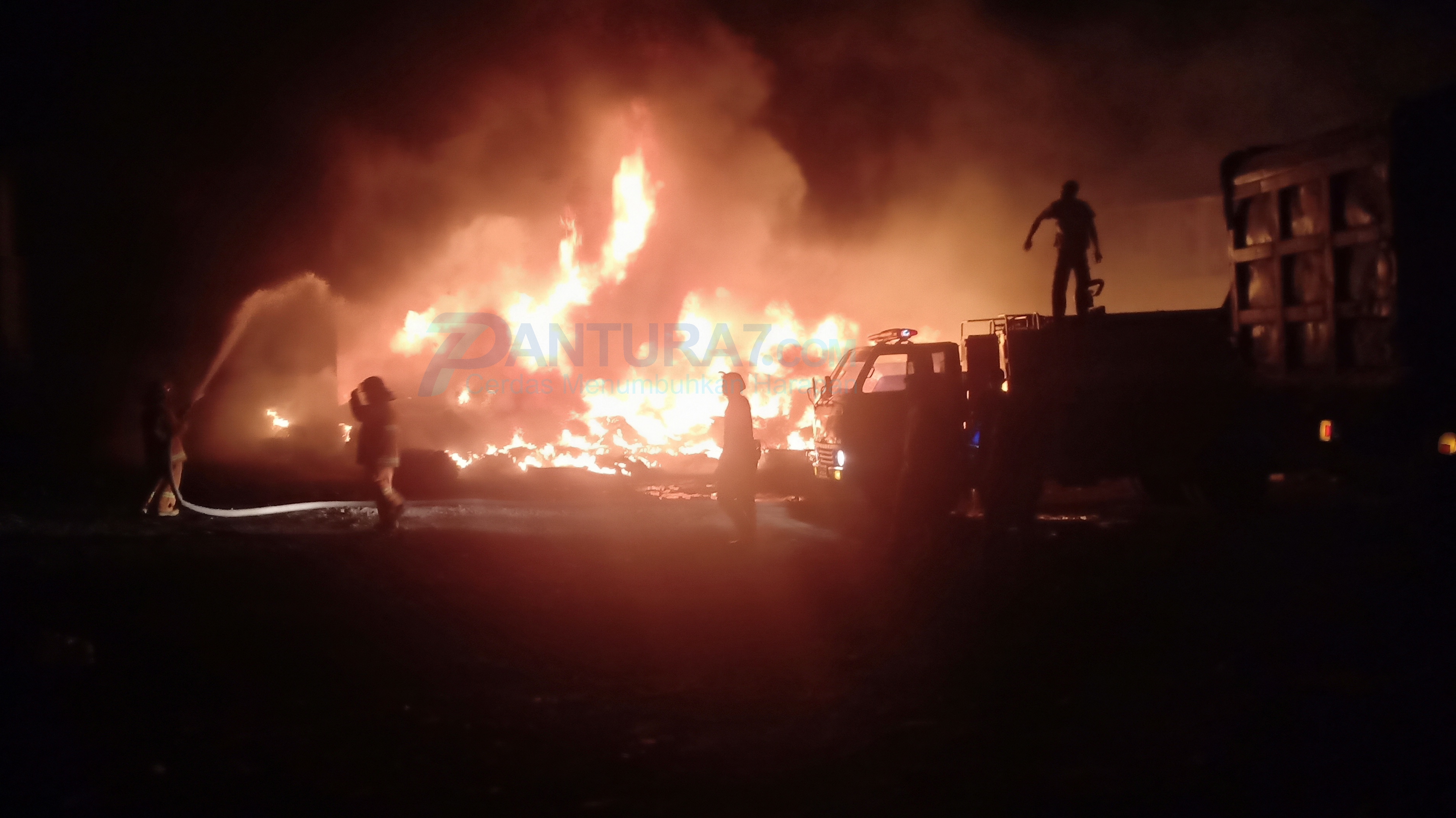 Tumpukan Onderdil Truk  di Dekat DPRD Terbakar PANTURA7 