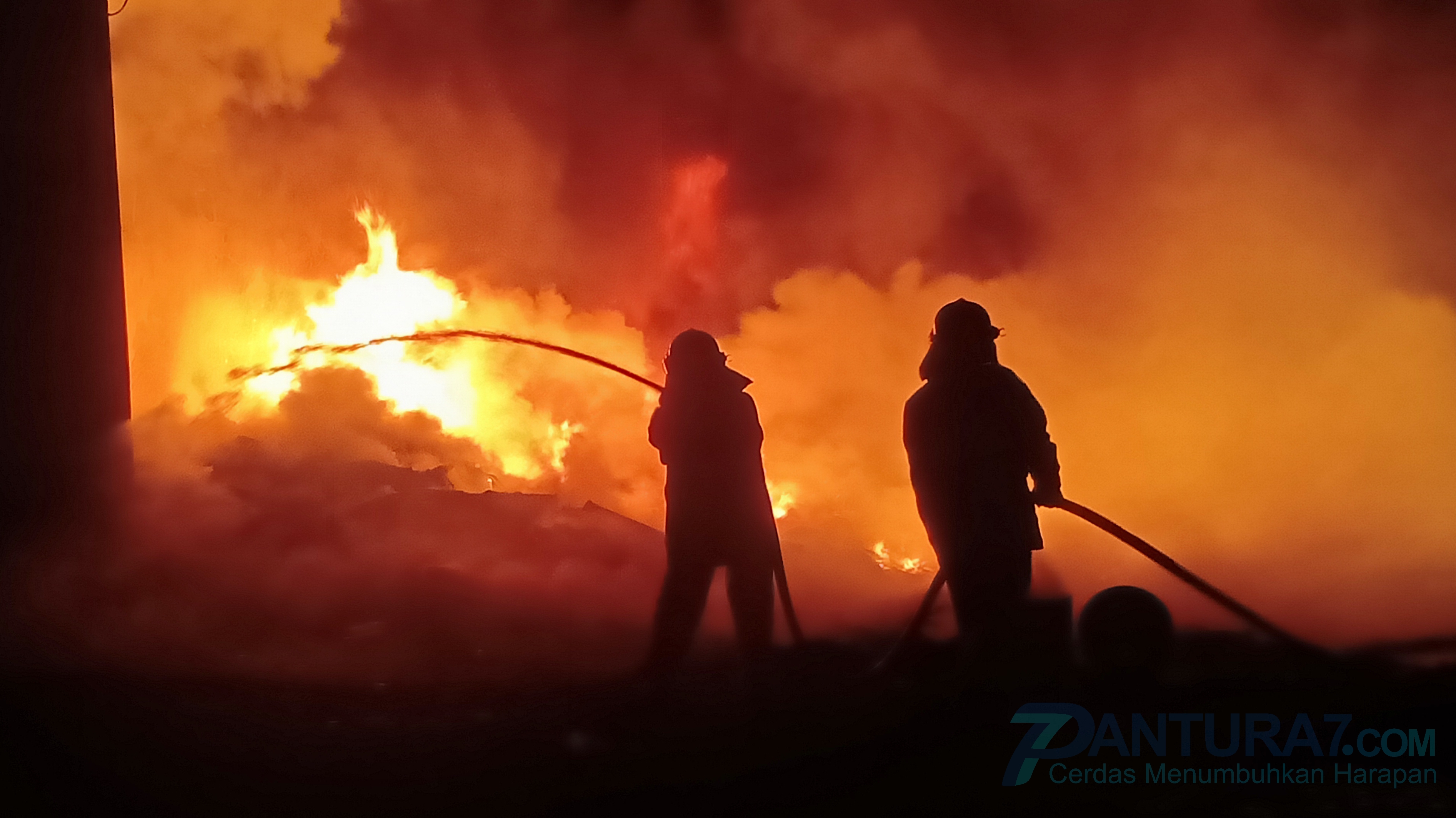 Bakar Sampah Picu Kebakaran di Bengkel Truk  Pajarakan 