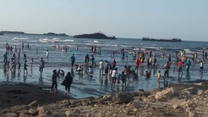 
					Berendam Air Laut  di Mayangan Bikin Turis Penasaran