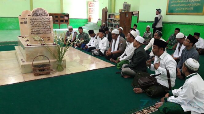 
					HSN, PCNU Kota Probolinggo Ziarah Keliling Muassis NU