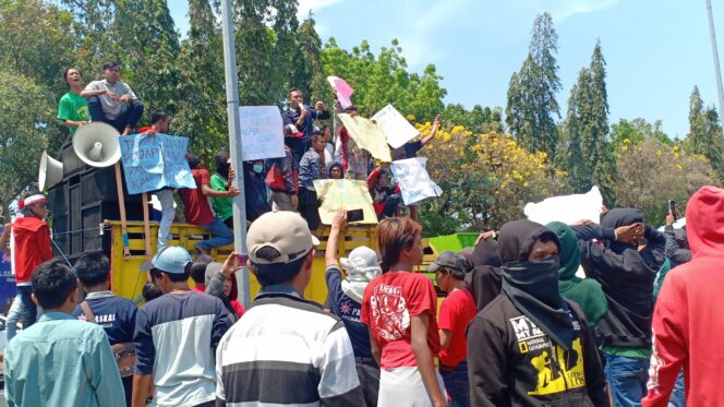 
					Imbas Ijazah Palsu, Massa Geruduk Gedung Polres-DPRD