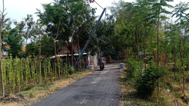 
					Tiang Listrik Nyaris Roboh Ancam Keselamatan Warga Kedungcaluk