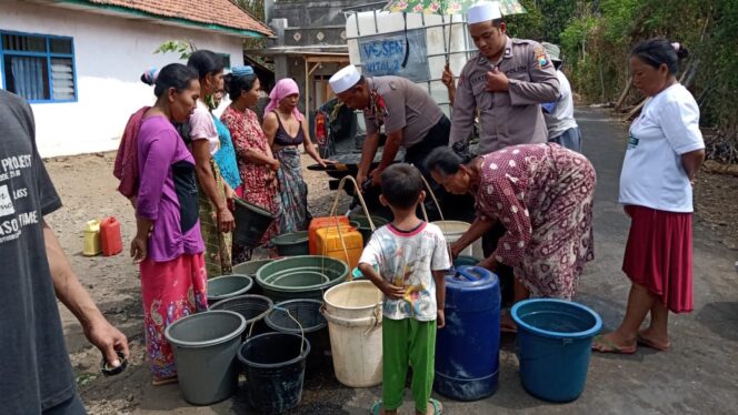 
					Kekeringan, 2 Desa di Kuripan Dipasok Air Bersih