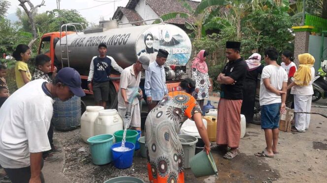 
					Kekeringan, Desa Alasnyiur Dipasok Air Bersih