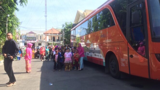 
					Pengunjung Museum Pun ‘Dihadang’ Bus Melintang