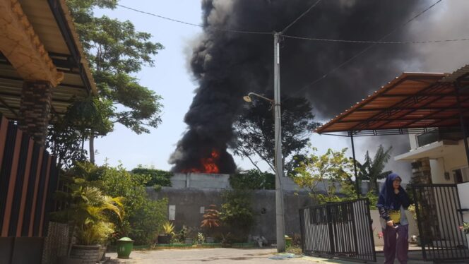 
					Pusat kebakaran yang dekat dengan pemukiman membuat warga panik. (Foto : Rahmad Soleh)