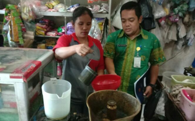 
					Kepala Pasar Wonoasih, M. Arifbillah saat mengecek ketersediaan minyak goreng curah. (Foto : Rahmad Soleh))