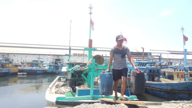 
					Pengiriman Solar Terlambat, Nelayan Probolinggo Kebingungan