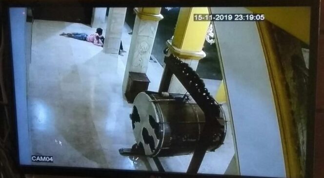 
					Memadu Kasih di Teras Masjid,  2 Remaja Terekam CCTV