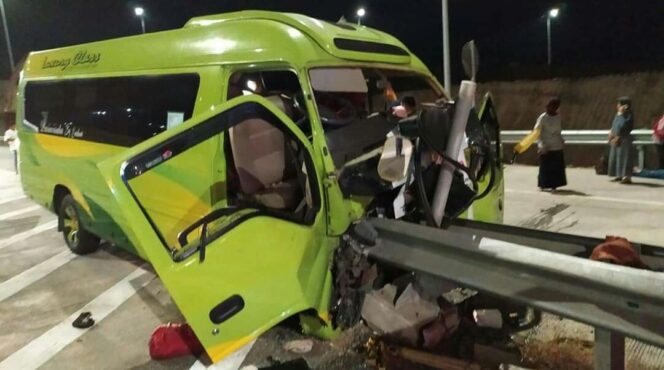 
					Minibus Rombongan Guru Hantam Pembatas Tol Paspro, 1 Orang Meninggal
