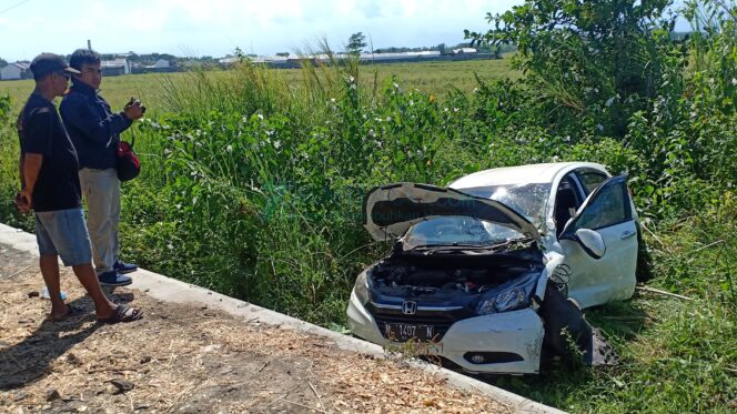 
					Sopir Mengantuk, Mobilio Terjun ke Parit