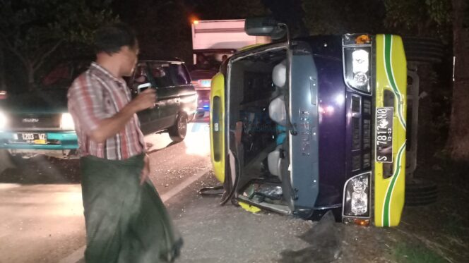 
					Terburu-buru Hendak Shalat Maghrib, Minibus Elf Hantam Innova di Pajarakan