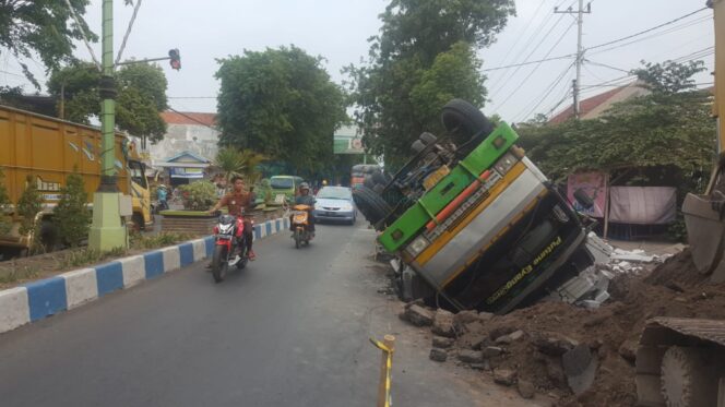 
					Terperosok, Truk Muat Batu Bata Ringan Terguling
