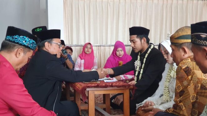 
					Haru! Pasangan Pengantin ini Menikah di Polresta Sidoarjo