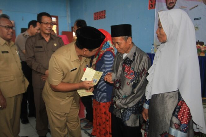 
					Bahagianya 18 Pasutri, Dapat Buku Nikah Gratis