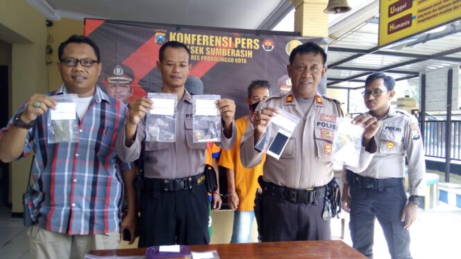 
					Konsumsi dan Edarkan Ganja Ditangkap Polisi