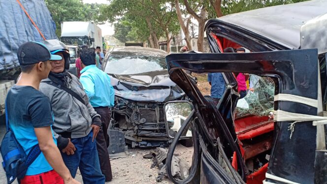 
					Mobil Rombongan Polda Jatim Dihantam Pikap, 7 Korban Luka-luka