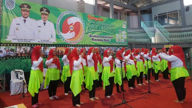 
					Kompaknya Emak-Emak PKH Kota Probolinggo Saat Lomba Mars