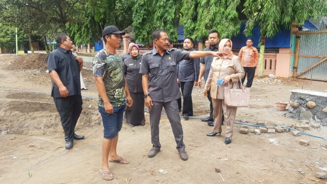 
					Proyek Revitalisasi Alun-alun Terlambat