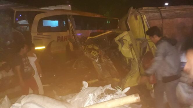 
					Tak Konsentrasi, Bus Seruduk Truk Tewaskan 2 Orang