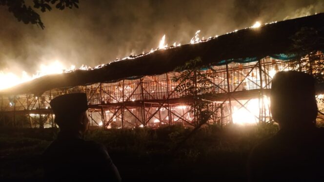 
					Terjadi Konsleting Listrik, Kandang Ayam Terbakar