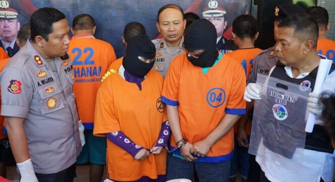 
					Pasutri Kecanduan SS, Mengaku Sakit Jika Tak Konsumsi