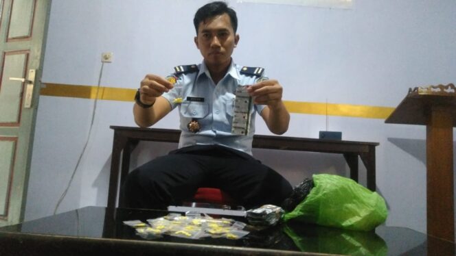 
					Ribuan Pil Terlarang Dilempar ke Lapas Kelas IIB Probolinggo