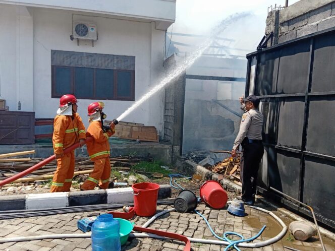 
					Gedung Obat Milik Klinik di Pesantren Genggong Terbakar