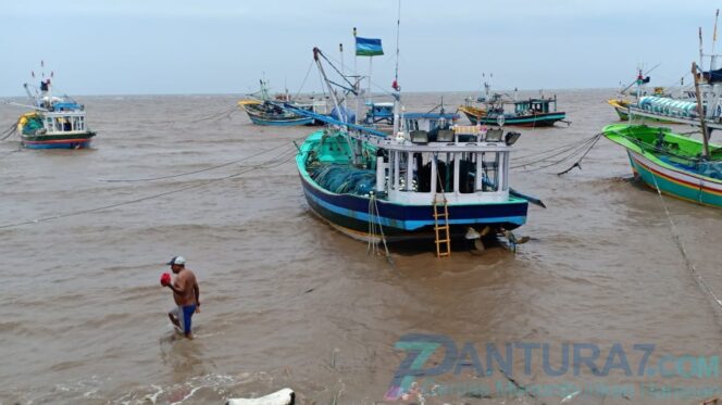 
					Cuaca Buruk, 2 Pekan Nelayan Kalibuntu Tak Melaut