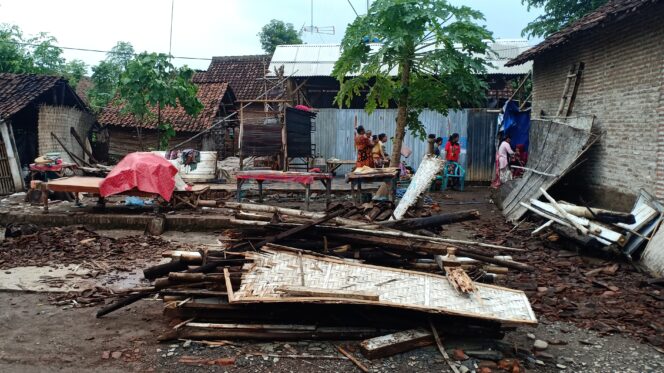 
					Rumah Roboh, Pasutri Lansia di Sentong Mengungsi