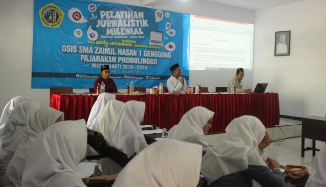 
					PELATIHAN : Pembina OSIS Putra (depan, tengah), Gus Bos, membuka Pelatihan Jurnaslistik Milenial di aula SMA Zainul Hasan I Genggong.