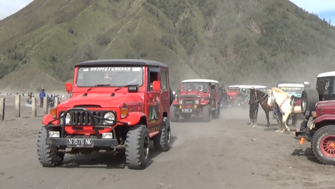 
					Sejumlah Jeep wisata melintas di lautan pasir Gunung Bromo. (Foto : Dok P7.com)